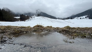 Regen en smeltende sneeuw in Franse Alpen
