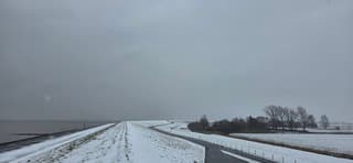 Sneeuwbuien boven de Groninger kust vanmiddag 