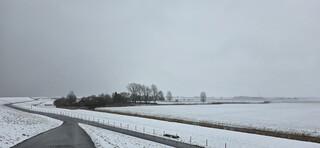 Sneeuwbuien boven de Groninger kust vanmiddag 