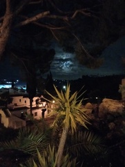 Mooie wolkenlucht rond zonsondergang 