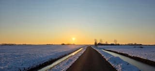 Sneeuw en een laagstaande middagzon bij Jouswier 