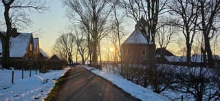 Sneeuw zon en een strak blauwe lucht boven Jouswier 