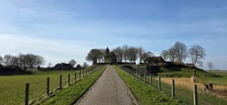 Zon en een blauw bewolkte lucht boven de provincie Friesland 