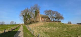 Zon en een blauw bewolkte lucht boven de provincie Friesland 