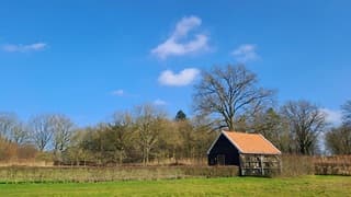 Prachtige blauwe lucht met enkele wolken 