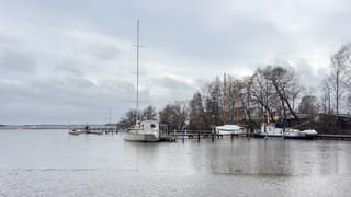 Bewolkt, winderig en fris weer. 