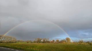Regenboog boven het kerkje van Giessen 