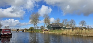 Blauw bewolkte lucht en zon boven de provincie Groningen 