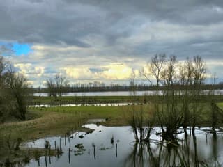 Wolken pakken zich samen boven Boven-leeuwen 