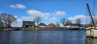 Zon en een blauw bewolkte lucht boven de provincie Friesland