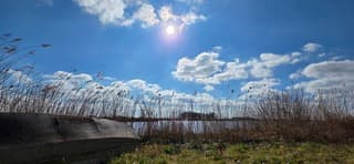 Stralende zon en een blauw bewolkte lucht vanmiddag 
