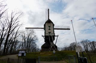 Wolkenpartijen boven de Prins Bernhardmolen.