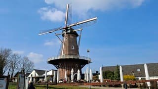 Zonnig en blauw boven de emmamolen