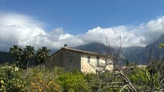 Zonnig Mallorca, wolken boven de bergen