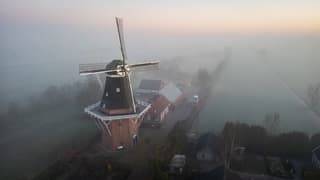 Mistige zonsopkomst