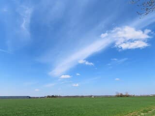 blauw met uitgewaaierde wolk