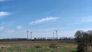 Uitgewaaide wolk boven windmolens 
