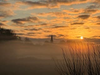 Kerkje van Koarnjum in de mist