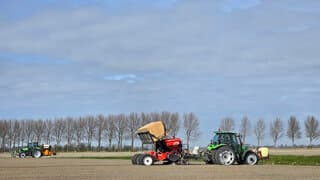 Akkerbouwers zijn druk aan het aardappelepoten