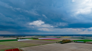 Stevige regenbuien op afstand