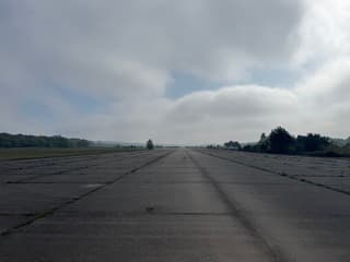 Heiig boven de vliegbasis 