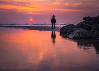 Zonsondergang aan zee