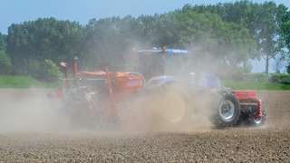 Stofwolken boven de akker