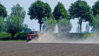 Droge akkers met stofwolken