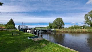 Brug open voor vaarverkeer, mooie wolken lucht en Oldelamer (Friesland)