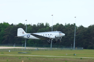 20250503 Het historisch vliegtuig de Douglas R4D-6S ‘Ready 4 Duty’ van de Commemorative Air Force in de USA op vlb Eindhoven 