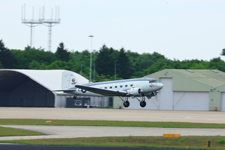 20250503 Het historisch vliegtuig de Douglas R4D-6S ‘Ready 4 Duty’ van de Commemorative Air Force in de USA op vlb Eindhoven 