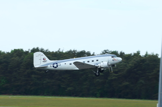 20250503 Het historisch vliegtuig de Douglas R4D-6S ‘Ready 4 Duty’ van de Commemorative Air Force in de USA op vlb Eindhoven 