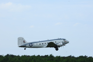 20250503 Het historisch vliegtuig de Douglas R4D-6S ‘Ready 4 Duty’ van de Commemorative Air Force in de USA op vlb Eindhoven 