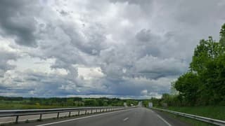 Veel bewolking soms zon