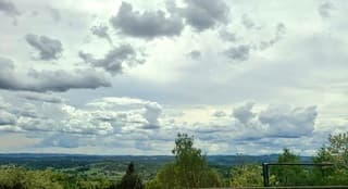 Veel bewolking af en toe zon