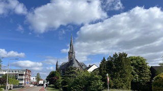 Blauw stapelwolken kerk