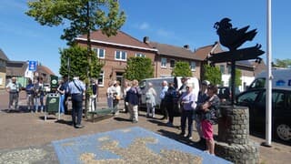 Luisteren naar de gids.