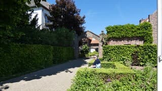 Pauze op een bankje tijdens wandeling.