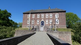 Hemelsblauwe lucht boven kasteel.