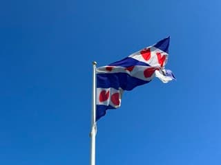 Wapperende Friese vlag