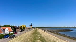 strakblauwe wolkenloze lucht boven de zeedijk langs de Krabbenkreek 