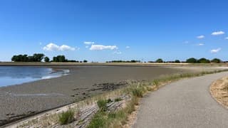 De eerste wolkjes drijven aan de blauwe lucht 