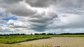 Wolken af en toe een spatje 
