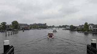 Regen, wind en een grijze lucht langs de Amstel