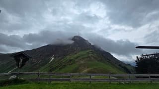 St Johann in Tirol bewolkt en regenfront net gehad, komende dagen beter weer....uitzicht op Kitzbïhelerhorn in de bewolking 