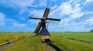 De  Spinnenkop molen draait op volle toeren.