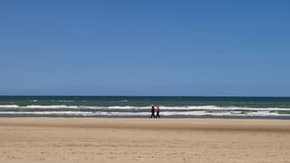 Dikke jas aan op het strand bij Blokhus 