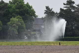 Ondanks de regen wordt er toch weer gesproeid