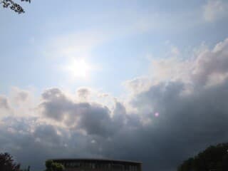 na een poos zon komt de dikke wolk er nu aan