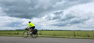 Regenwolken en wind boven de provincie Groningen 